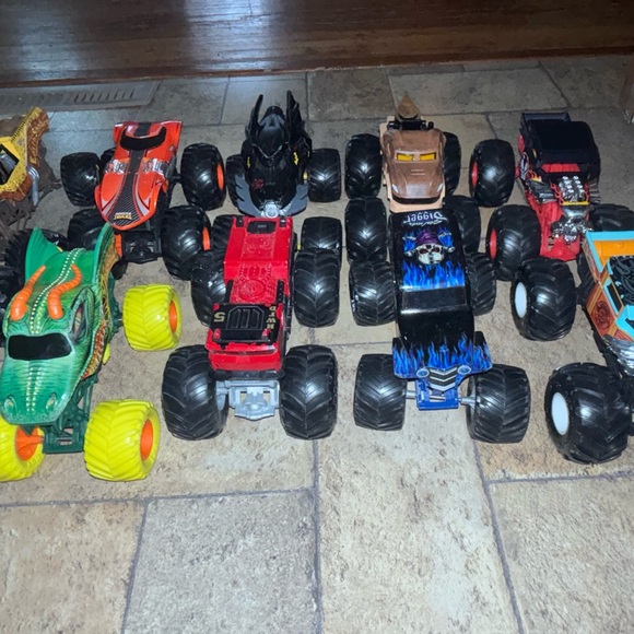 Lot of Monster Jam Trucks; 1:24 scale - Picture 3 of 3